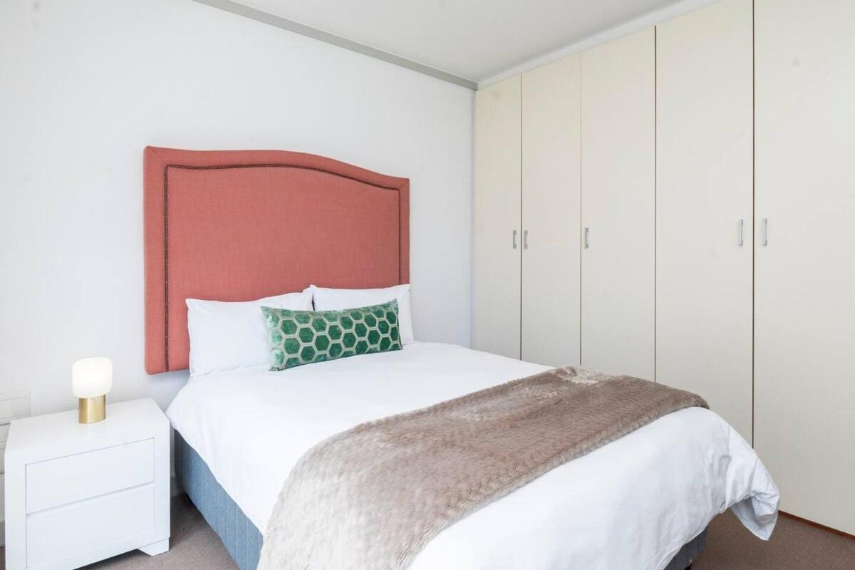 Lovely 2 Bed In Claremont * Cape Town
