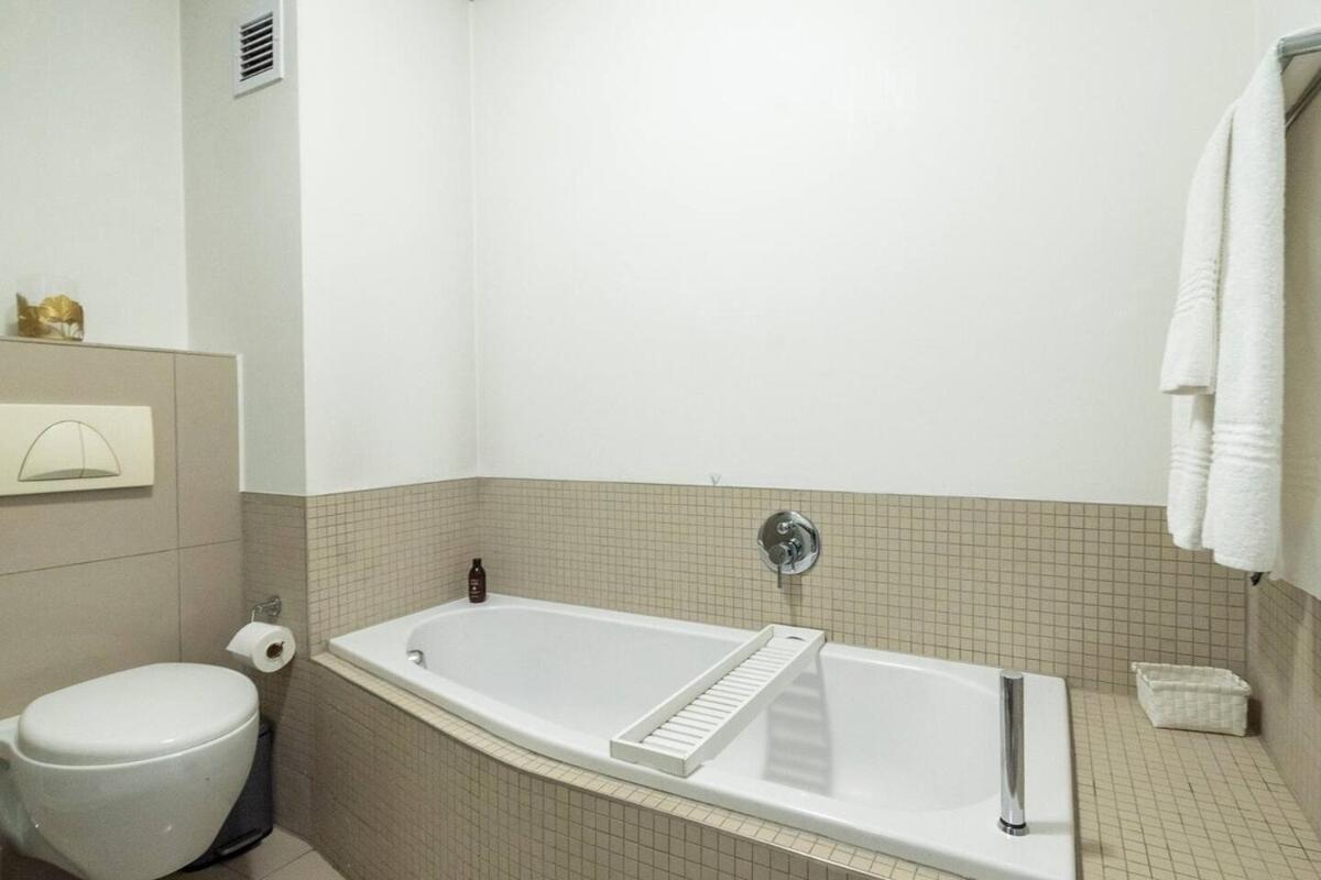 Lovely 2 Bed In Claremont * Cape Town