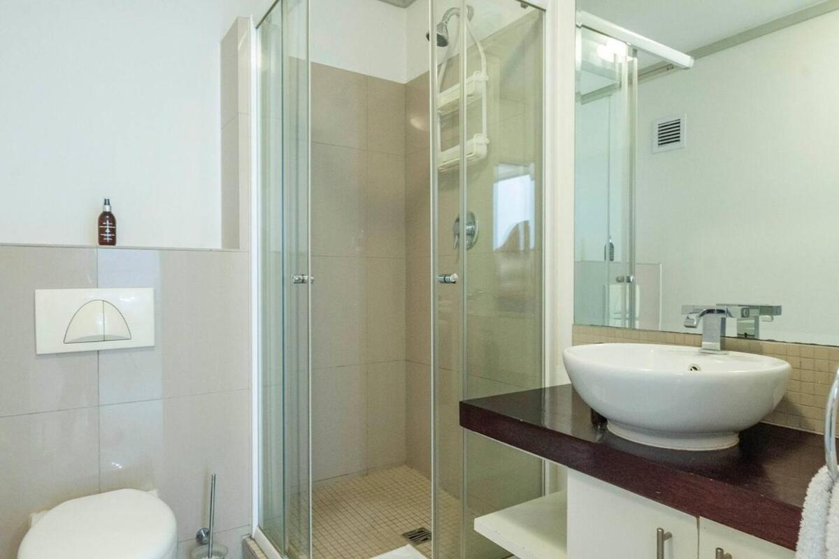 Lovely 2 Bed In Claremont Apartment