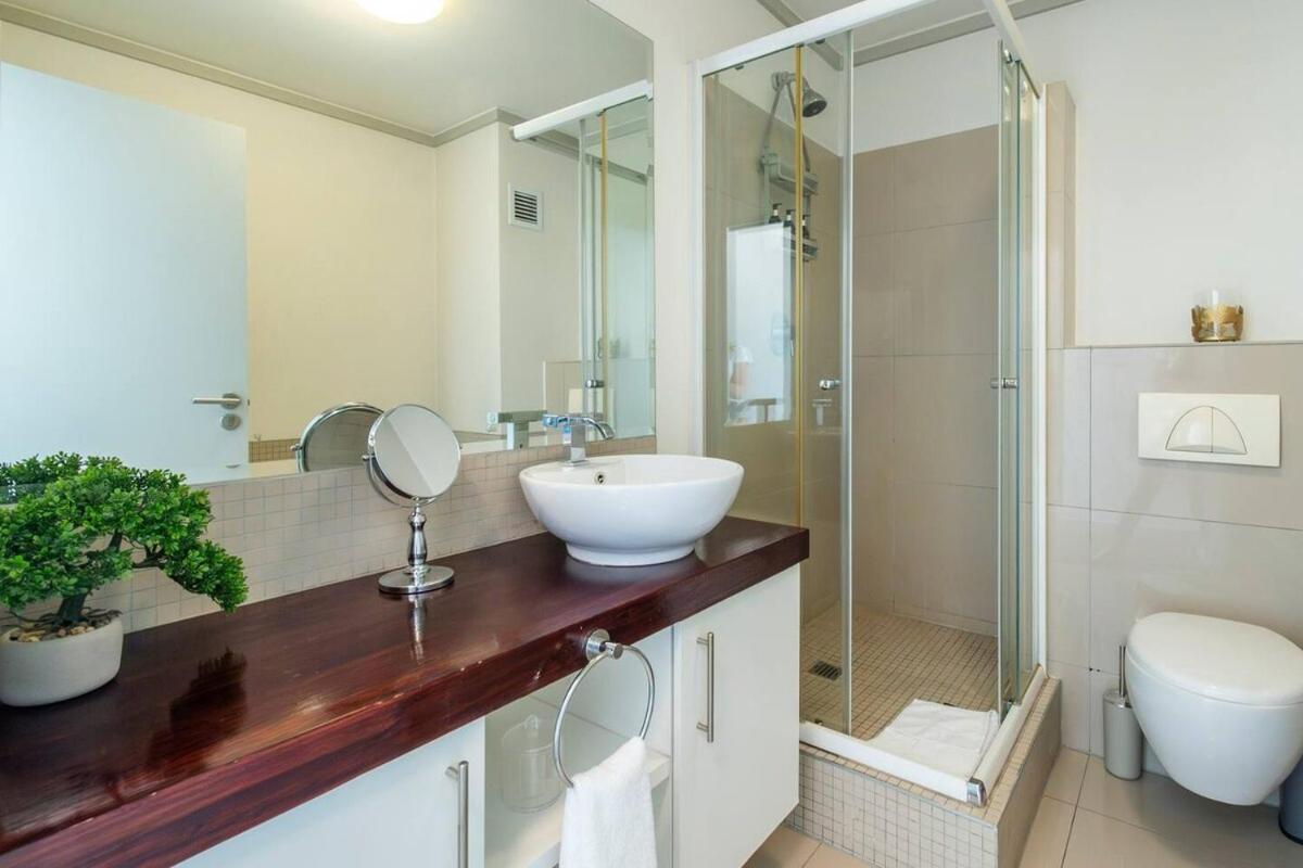 Lovely 2 Bed In Claremont Apartment *