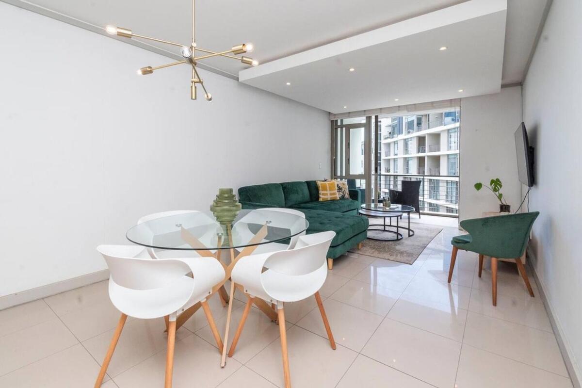 Lovely 2 Bed In Claremont * Cape Town