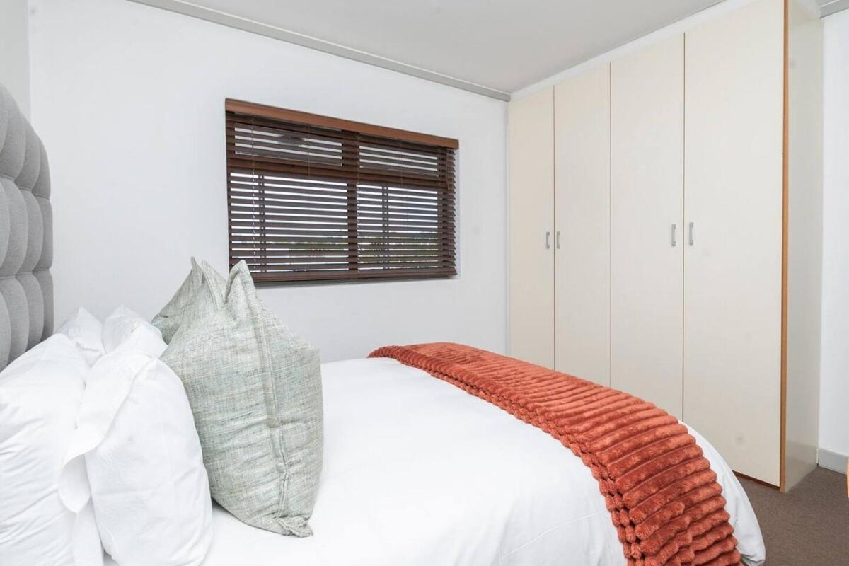 Lovely 2 Bed In Claremont Apartment Cape Town