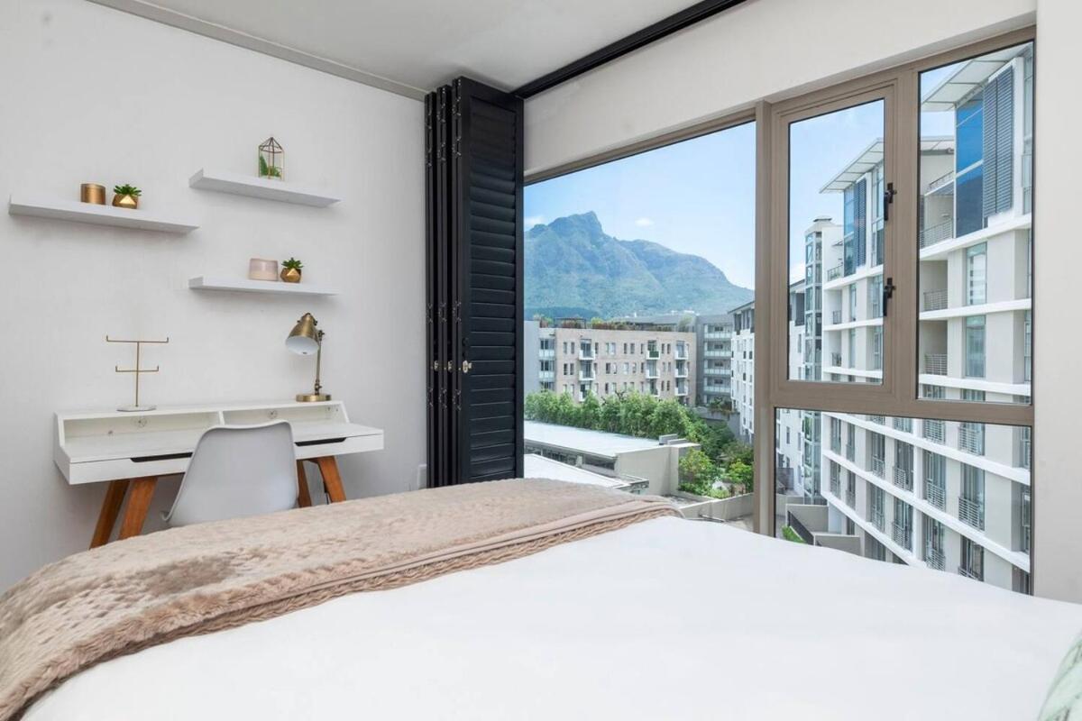Lovely 2 Bed In Claremont * Cape Town